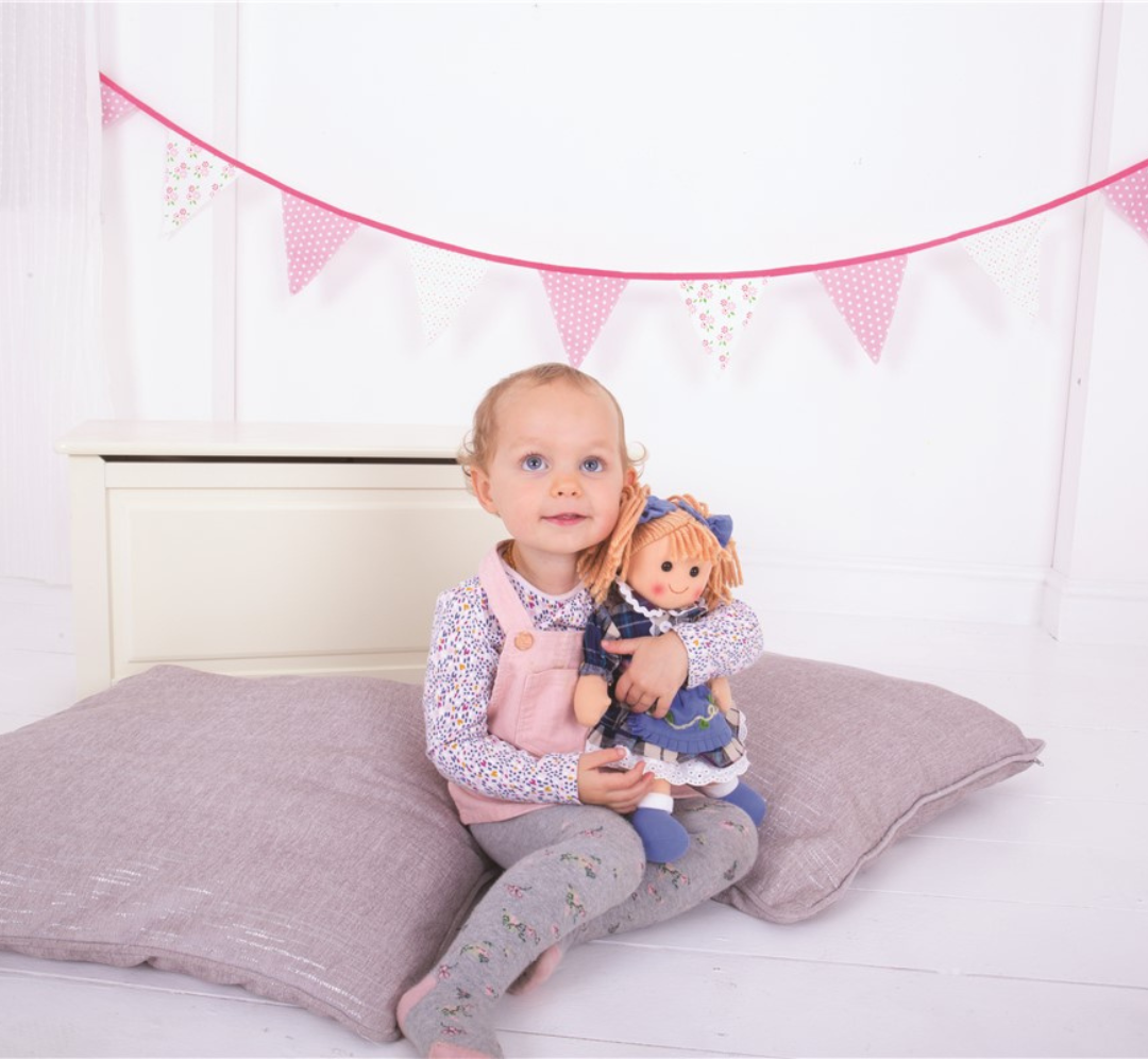 Katie - Muñeca de tela mediana